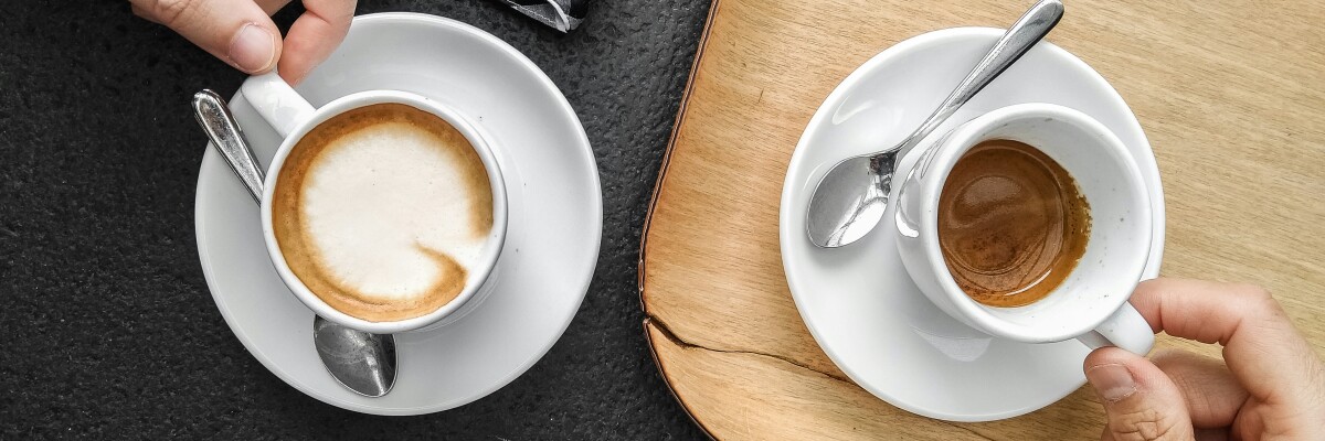 Två kaffekoppar på ett bord. Kaksi kahvikuppia pöydällä.